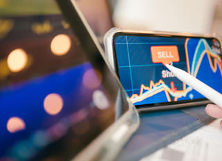 นักวิเคราะห์ที่เทรดหลายตลาดกำลังศึกษาข้อมูล Bitcoin, Ethereum และตัวเลือก Forex